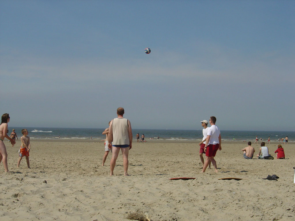 Fietsweekend Blankenberge: In de namiddag speelden we oa een partijtje beachvolleybal