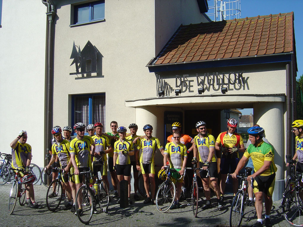 Fietsweekend Blankenberge 2008: groepsfoto fietsers voor jeugdherberg De Wullok