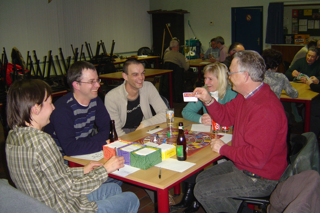 Onze eerste gezelsschapsspellen avond. Hier wordt de kennis van de nederlanse taal getest met het "Van Dale Spel".