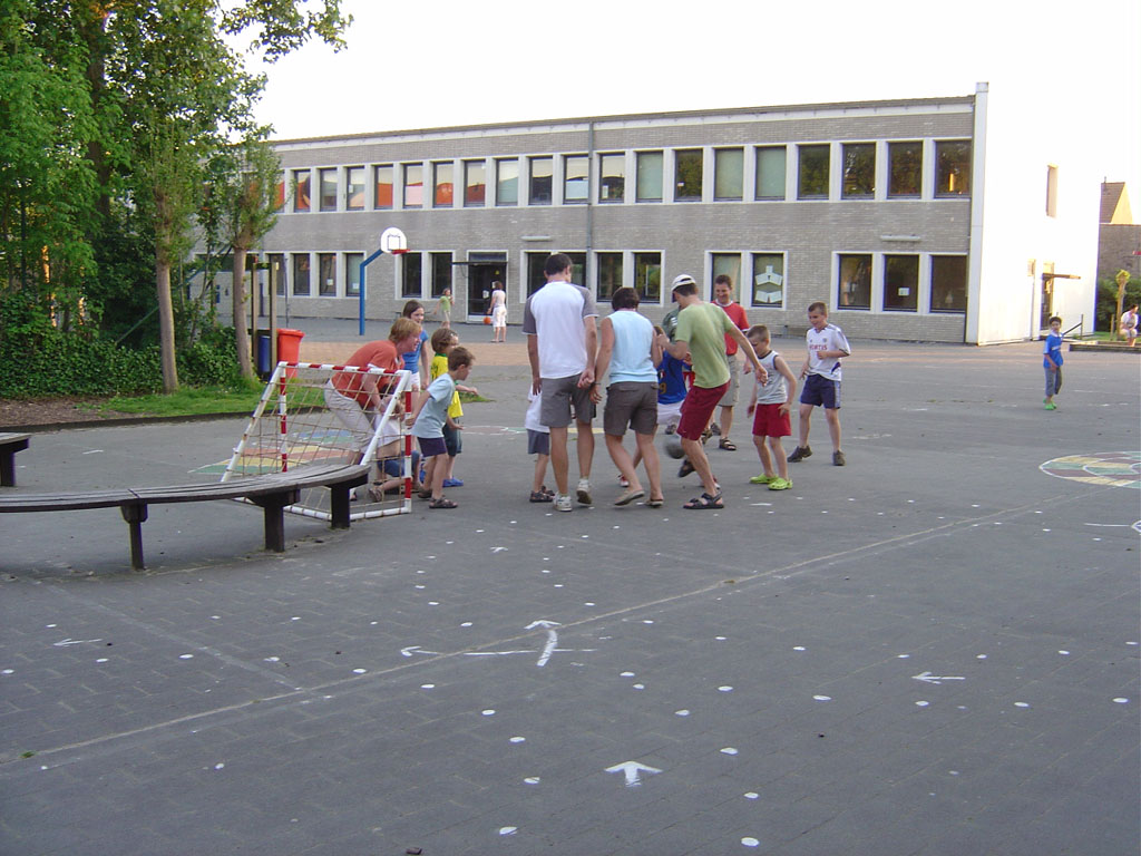 Fiets-gezinsweekend Blankenberge 2008: 's avonds werd dagelijks een partijtje voetbal gespeeld tussen de kinderen en hun ouders.