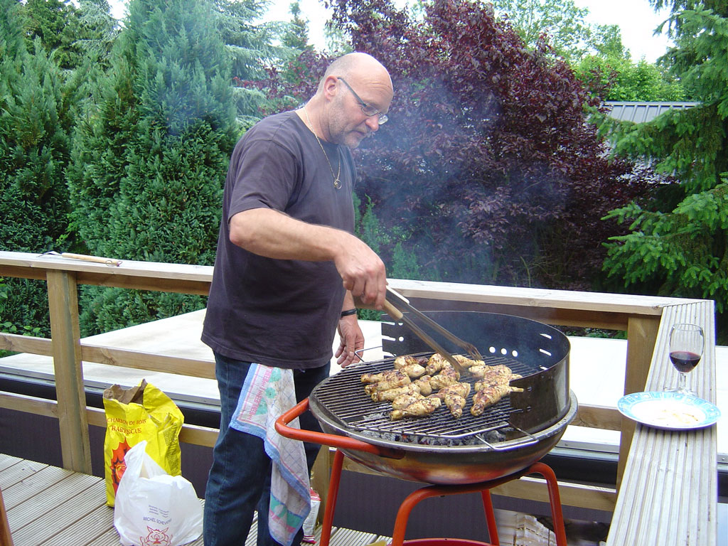 eenmaal aangekomen in Beffe scheurde iedereeen van de honger. Hier zien we Dré in actie aan de barbecue!