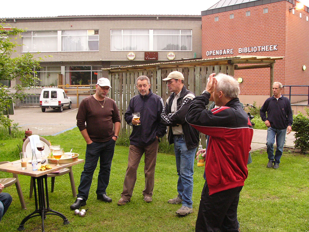 Petanquehappeing 2008: ook een glaasje drinken hoort erbij